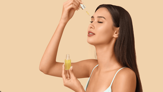 Applicering av C-vitaminserum i ansiktet efter microneedling