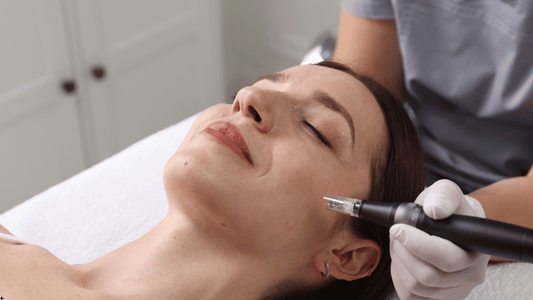 Microneedling hemma med dermapen – säker behandling steg för steg