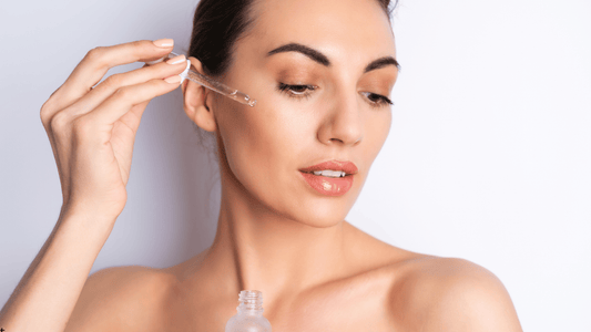 Applicering av serum i ansiktet efter microneedling